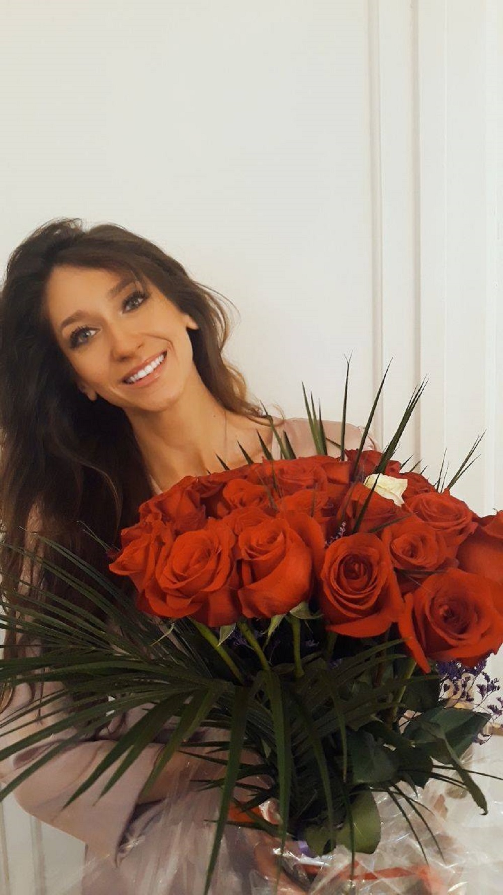 Ioana Dichiseanu, cu un buchet de trandafiri în brațe, la aniversarea ei de 33 de ani, pe 24 octombrie 2020