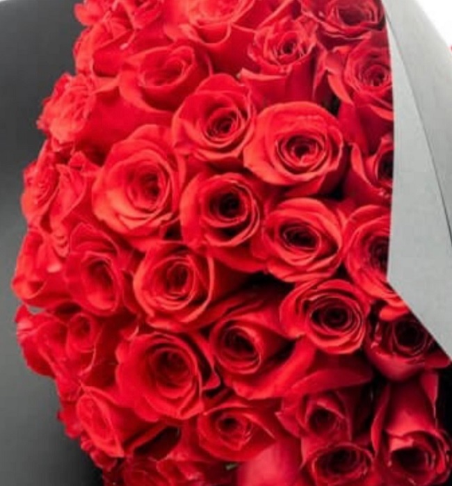 Buchetul de trandafiri roșii pe care l-a primit Ilinca Vandici de la soțul ei de Ziua Îndrăgostiților