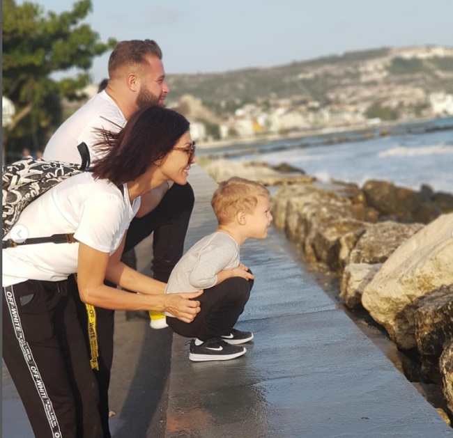 Ilinca Vandici, soțul ei Andrei Neacșu și fiul lor Zian, în vacanță la mare