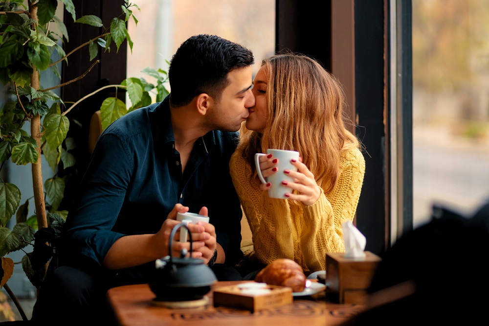 Cuplu care se sărută la o întâlnire romantică