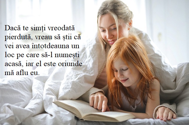 Mamă care își învață fiica să citească.
