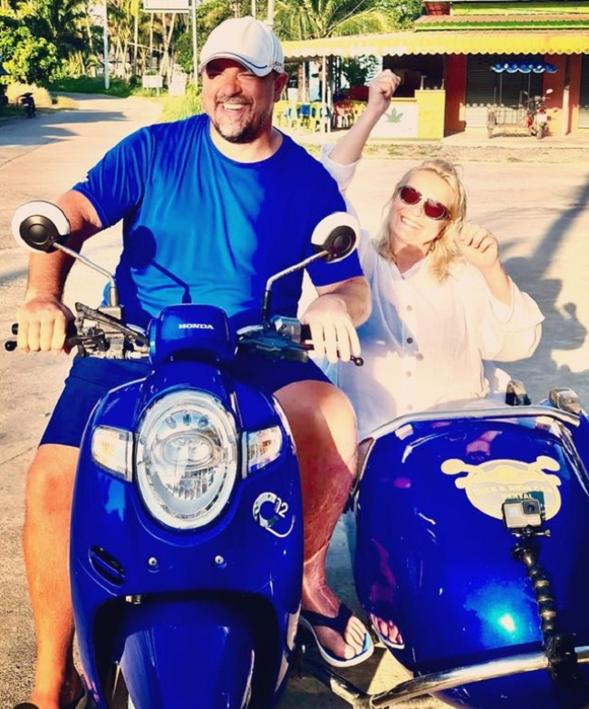 Horia Brenciu și soția sa, Alice Dumitrescu, la plimbare pe motocicleta cu ataș