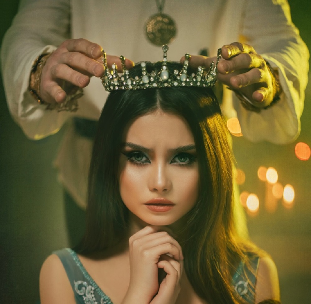 Portretul unei tinere femei pe care o încoronează regele ei