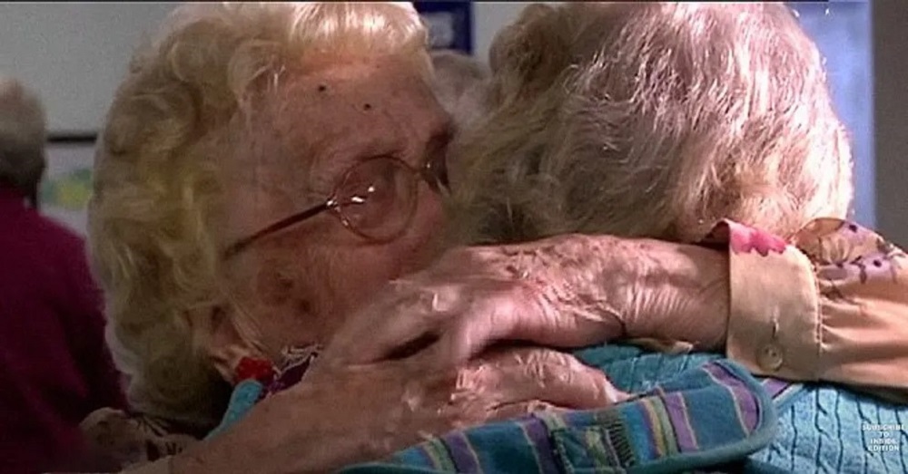 Betty Morrell își îmbrățișează mama de 96 de ani pentru prima dată după opt decenii