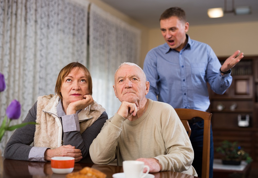 Adult care țipă la părinții lui în timpul unui conflict în familie.