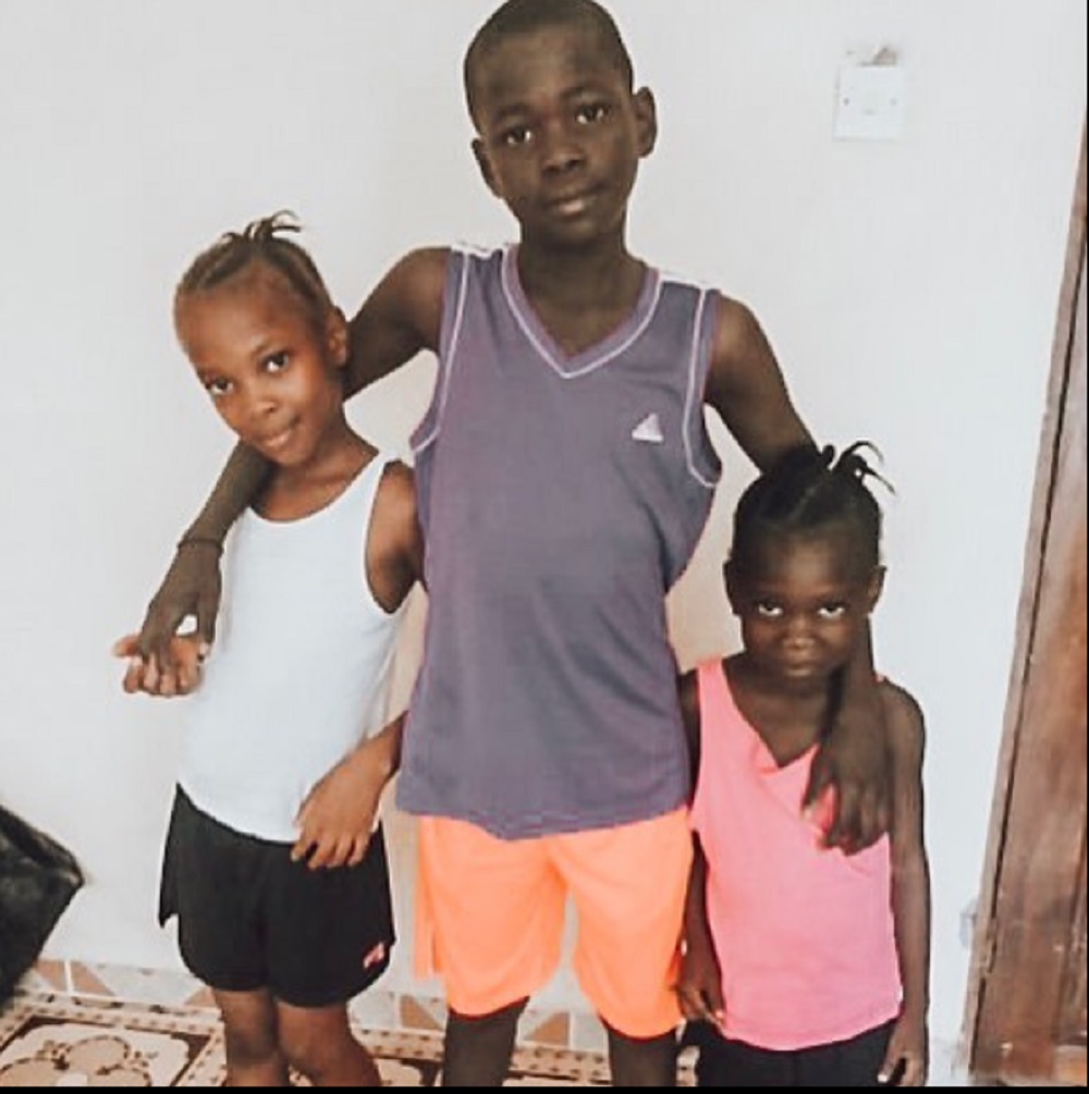 Cei trei frați din Africa adoptați de Kristina M Ward și soțul ei.