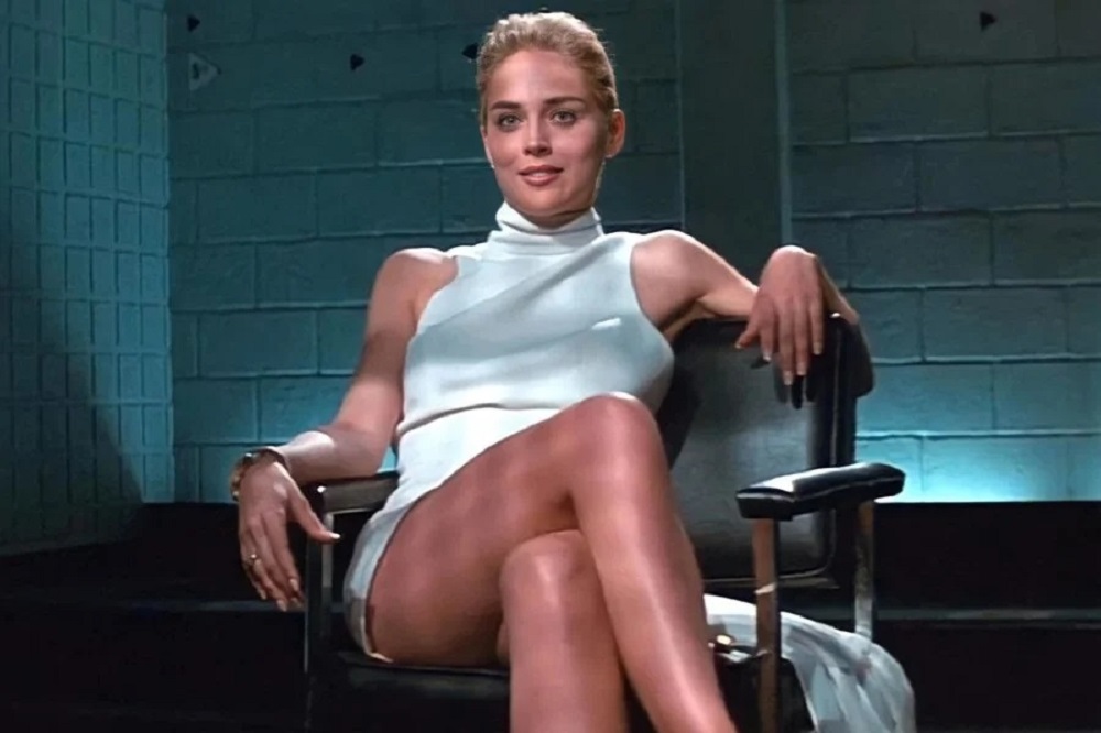 Actrița Sharon Stone, purtând o ținută sexy, într-o scenă din filmul „Basic Instinct”