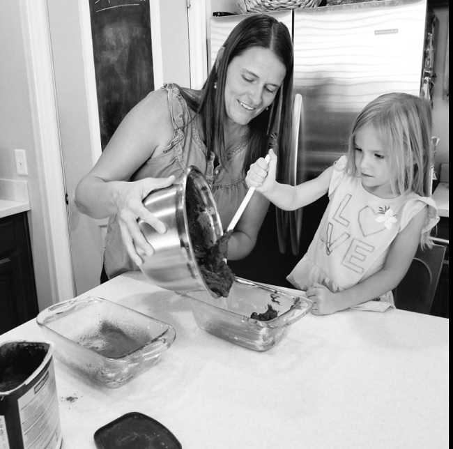 Scriitoarea Mikala Albertson, făcând prăjituri alături de fiica ei.