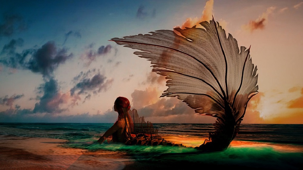 Ilustrație cu o sirenă pe plajă, în lumina apusului.