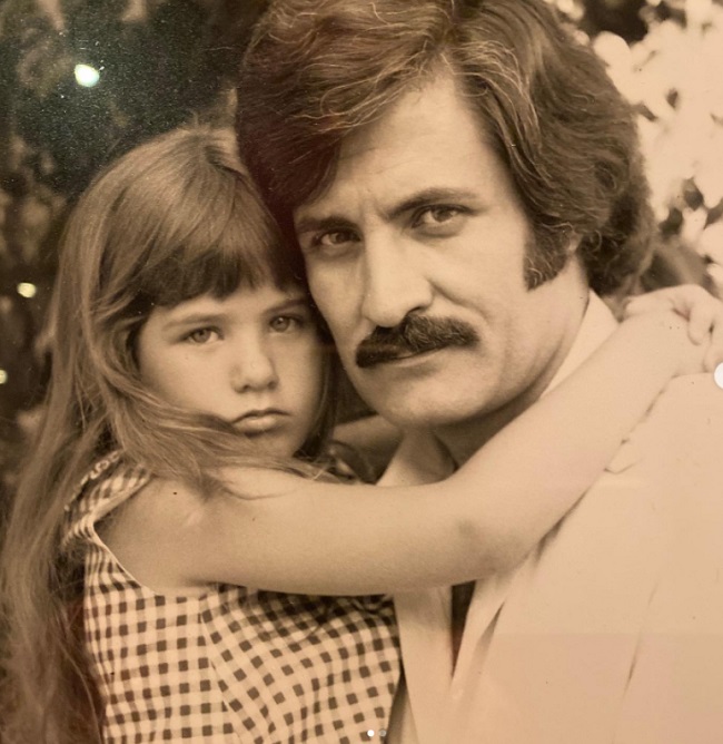 Jennifer Aniston în copilărie, alături de tatăl său.