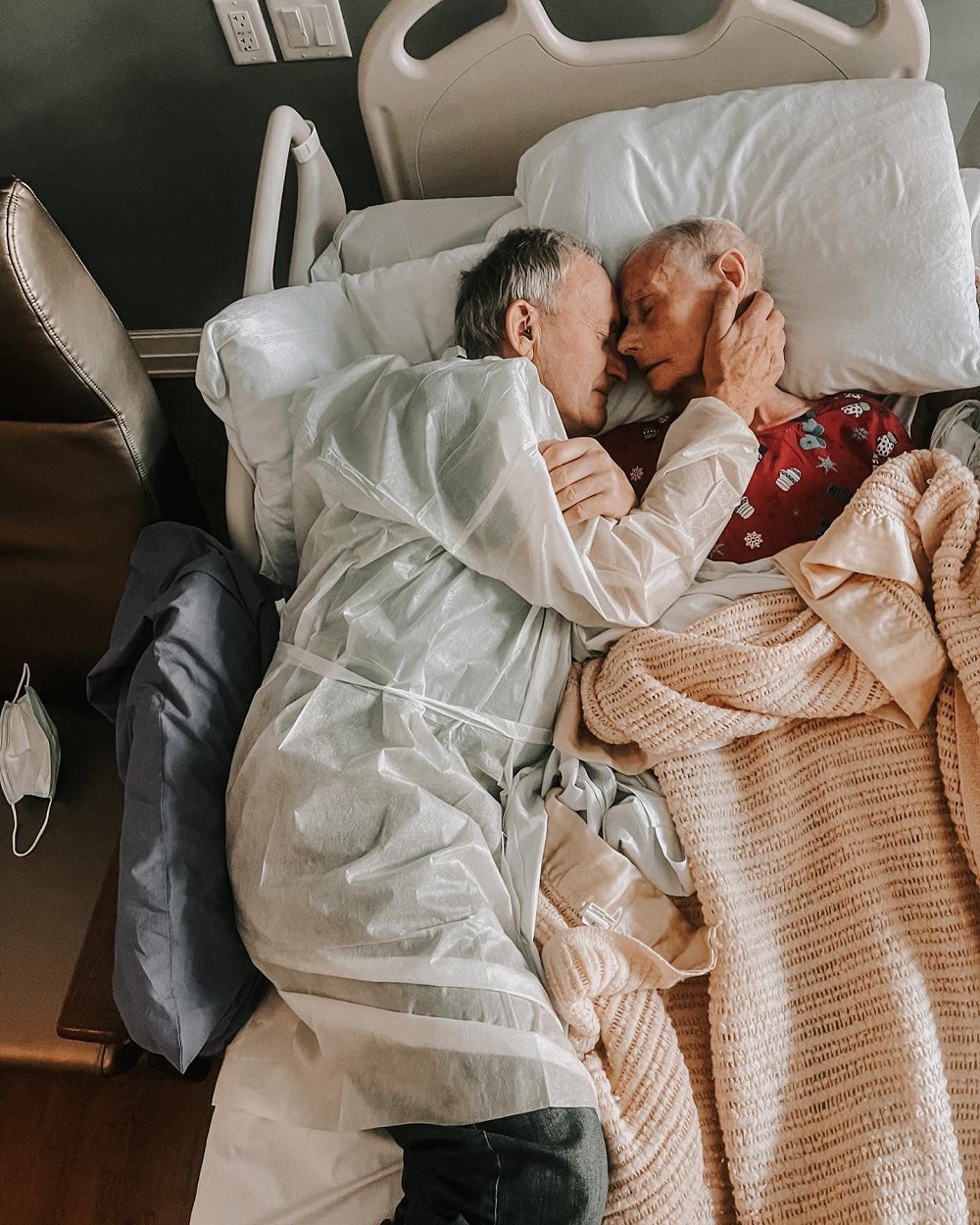 Bunicul și bunica, protagoniștii poveștii de iubire, ținându-se în brațe pe patul de spital.