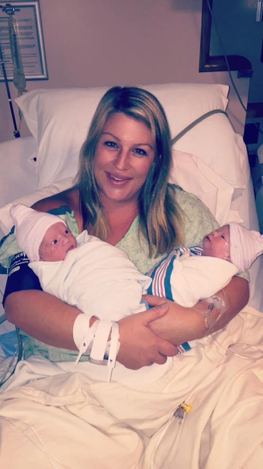 Courtney Hill alături de Miles și Harper, cei doi copii ai săi născuți pe 21 septembrie 2016. 