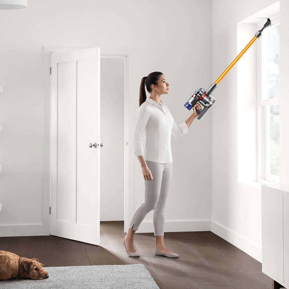 Femeie care face curățenie cu aspiratorul vertical Dyson V8 Absolute +