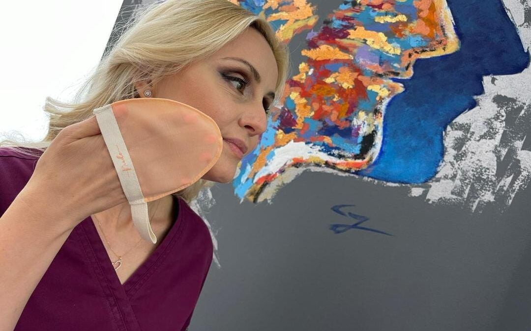 Medicul dermatolog Amalia Anghel a introdus manusa Nude în rutina ei de îngrijire a pielii.