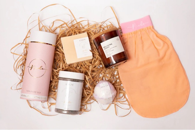 Setul Be Nude cu mănușă exfoliantă, săpun natural cu lavandă, bilă de baie cu Litsea cubeba, sare de baie 1cu lavandă și lumânare parfumată.