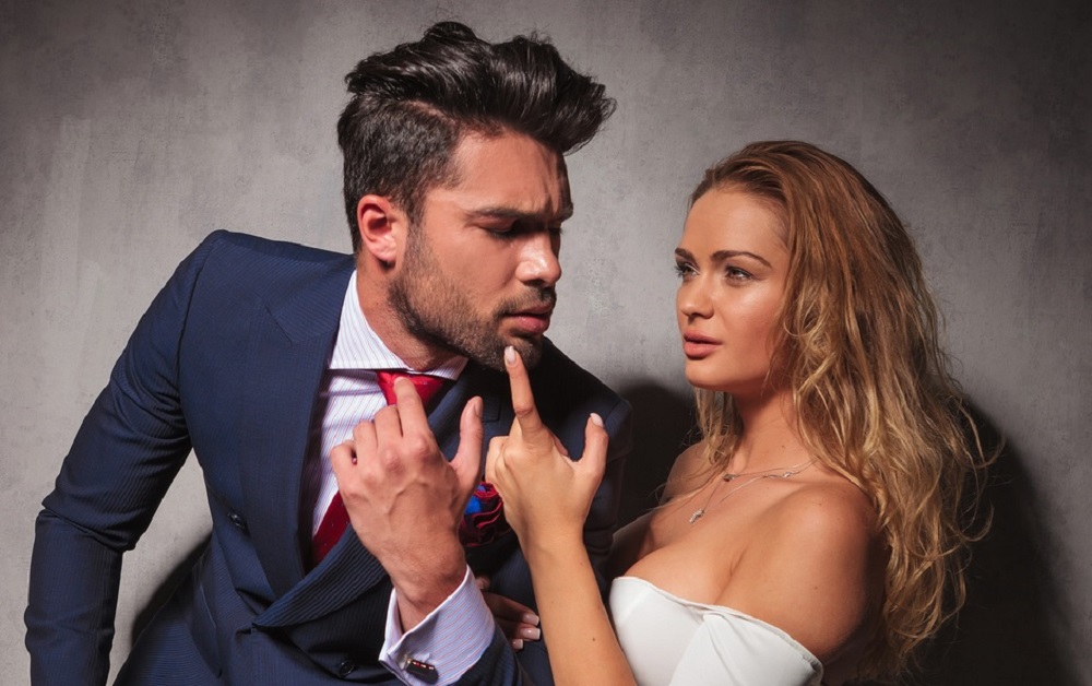 Femeie care își seduce partenerul prin intermediul vorbelor dulci. Ilustrație arta seducției.