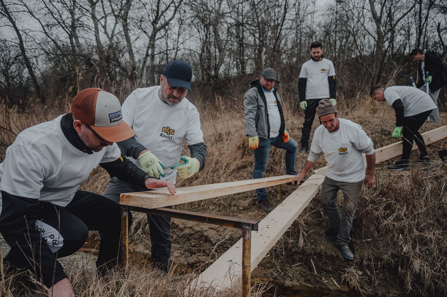 Voluntarii Elis Pavaje în timp ce amenajează traseul Elis Routes din Prahova.