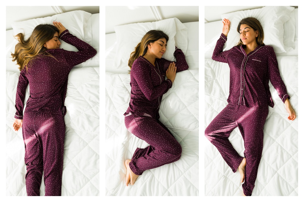 Femeie în pijama bordo cu buline care ilustreaza in imagini trei pozitii de dormit.