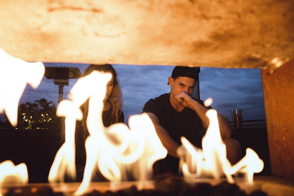 Fotografie cu doi parteneri, pusă în fața focului.