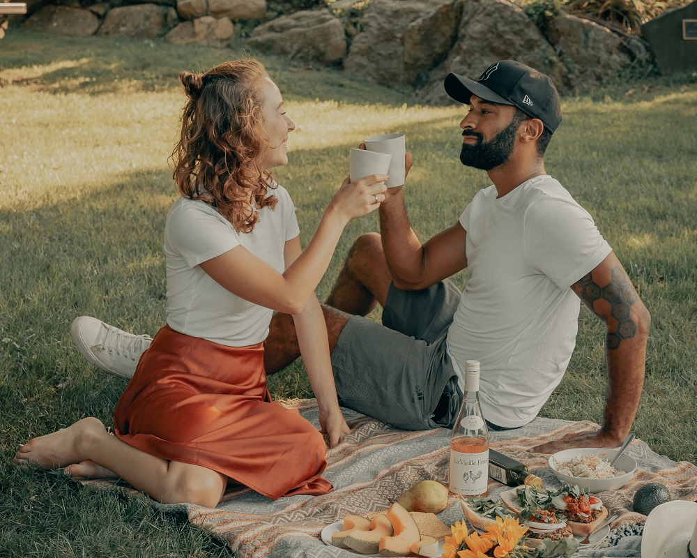 Parteneri care se bucură de un picnic relaxant