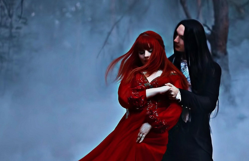 Ilustrație cuplu de vampiri îmbrăcați în haine medievale, ținându-se în brațe.