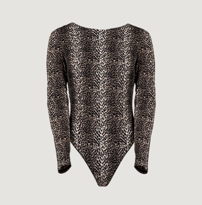 Costumul de baie Moonstone Leopard de la Solo Beach Wear.