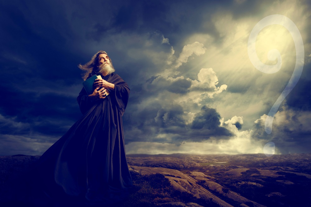 Călugăr care ține Biblia în mână și se uită spre cer; fotografie realizată într-un cadru nocturn pe Muntele Storm.