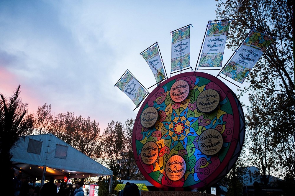 Panoul cu numele festivalului - Festival du Bonheur