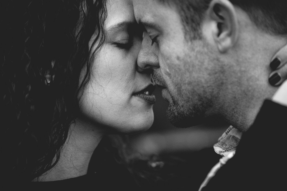 Imagine alb-negru cu un cuplu apropiat care intenționează să se sărute.