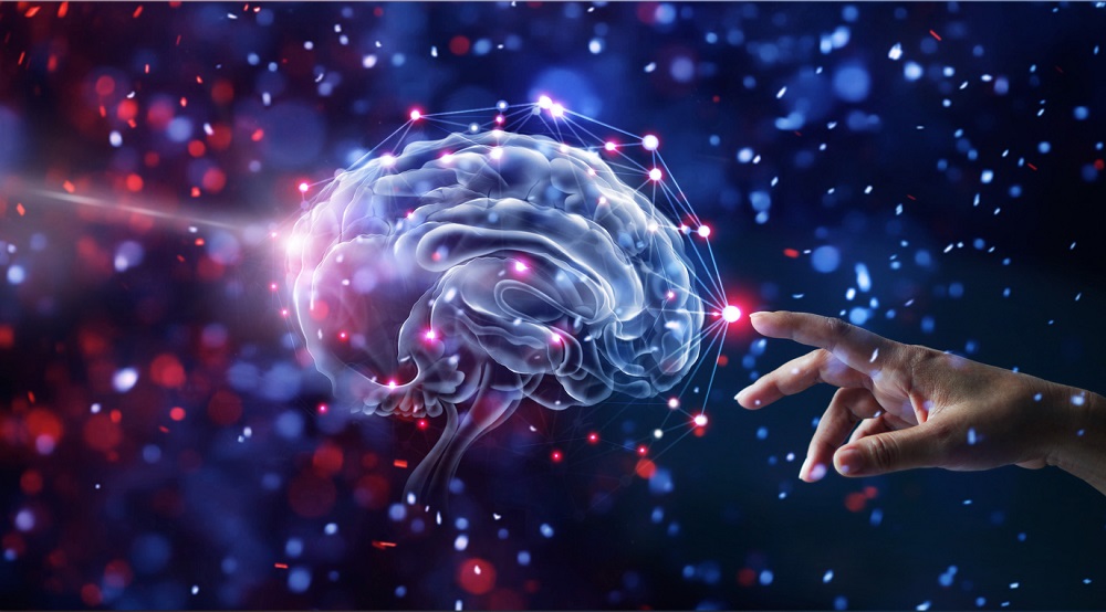 O mână care atinge reprezentarea creierului uman, ilustrație a unei conexiuni de rețea pe un fundal cu lumini colorate.