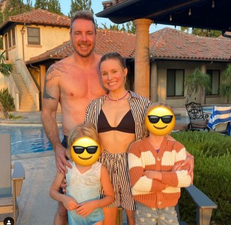 Kristen Bell și Dax Shepard, alături de copiii lor la piscină.