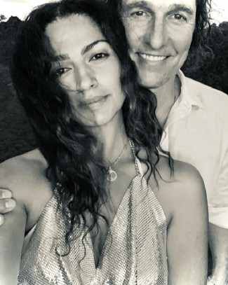 Matthew McConaughey și Camila Alves îmbrățișați într-o imagine alb-negru