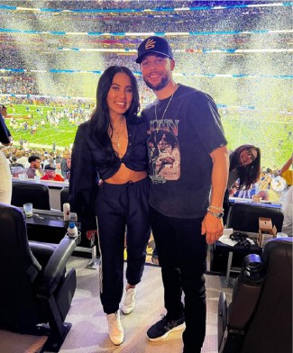 Stephen și Ayesha Curry pe stadion, în timpul unui meci.