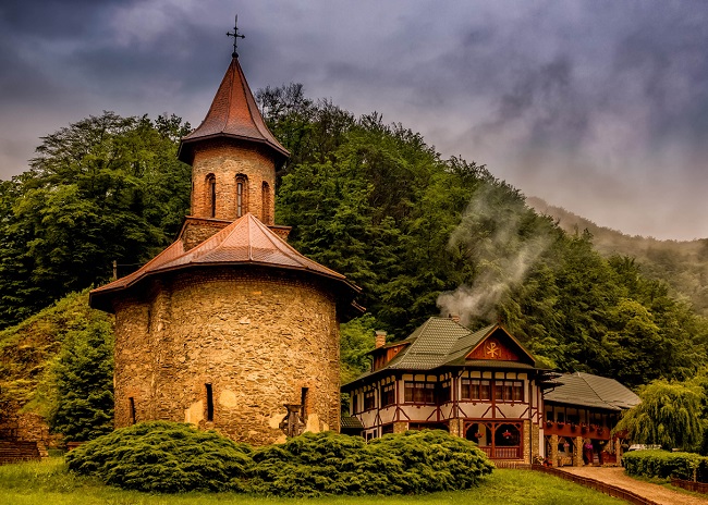 Mănăstirea Prislop, în apropierea satului Silvașu de Sus din județul Hunedoara.