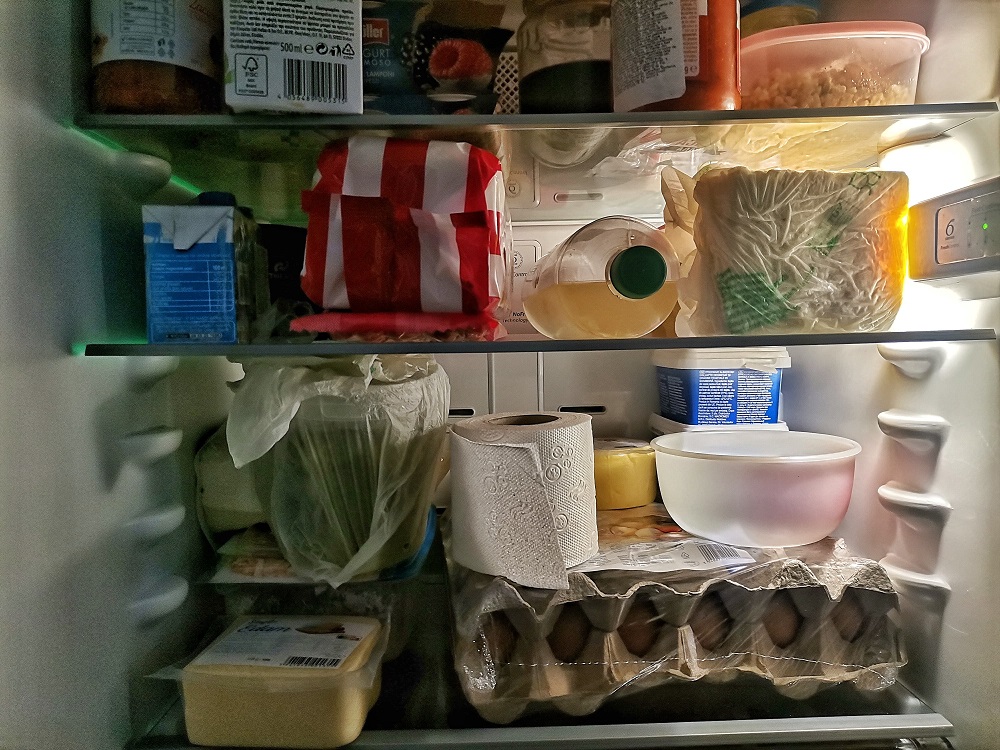 Hârtie igienică pusă în frigider pe unul dintre rafturile cu alimente