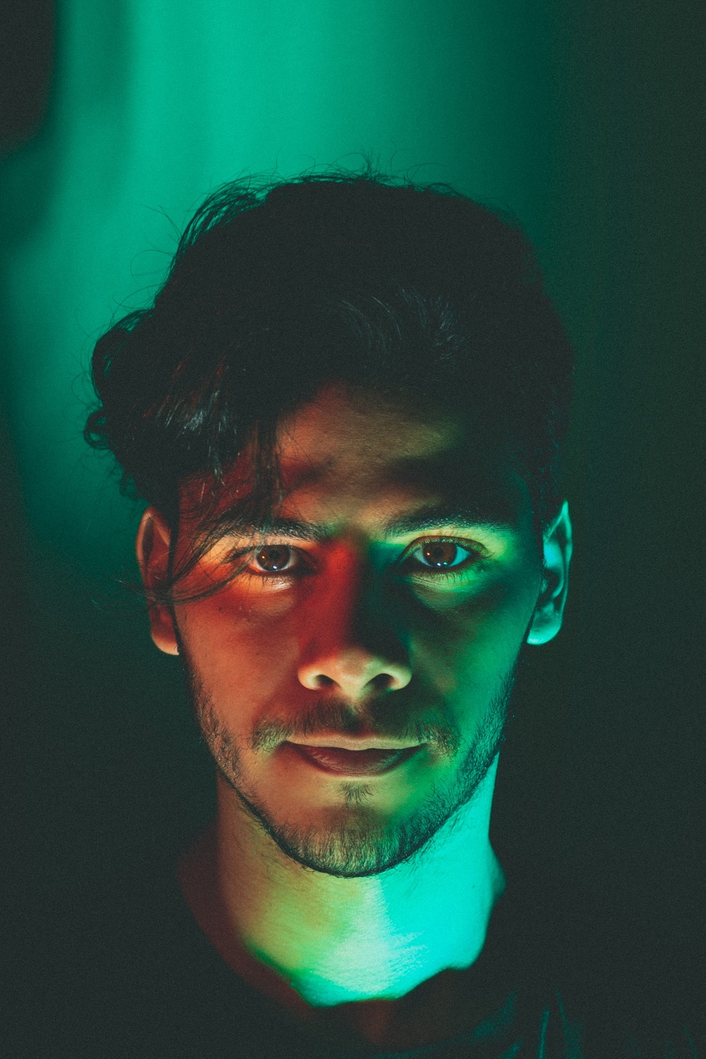 Portretul unui bărbat plasat în lumină verde.