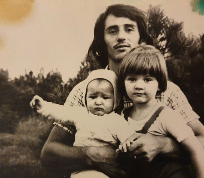 Poză alb-negru cu Dana Rogoz și tatăl ei în copilărie.