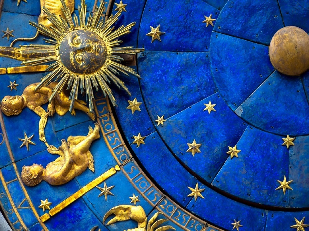 Semnul astrologic Gemeni pe ceasul antic - detaliu pe cercul zodiacal cu soarele în Gemeni