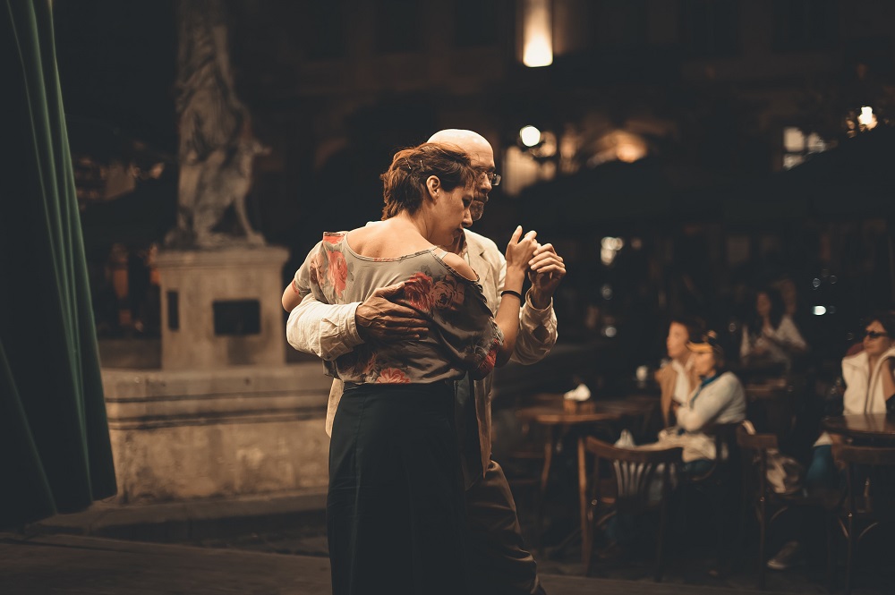 Parteneri în vârstă care dansează îmbrățișați.