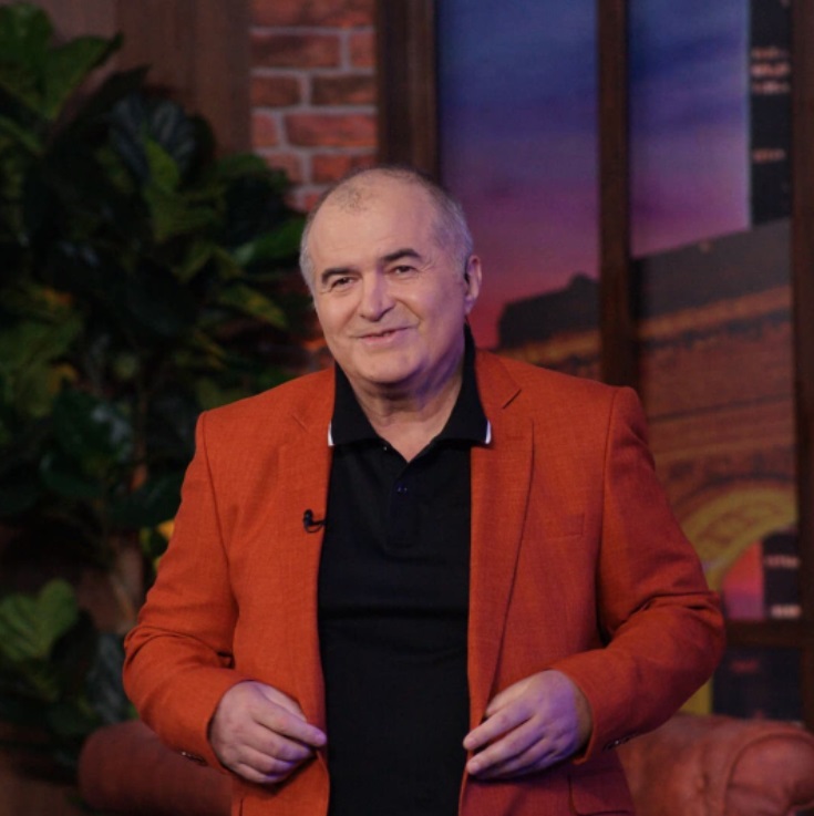 Florin Călinescu în timp ce prezintă una dintre edițiile emisiunii „Florin Călinescu Show”.