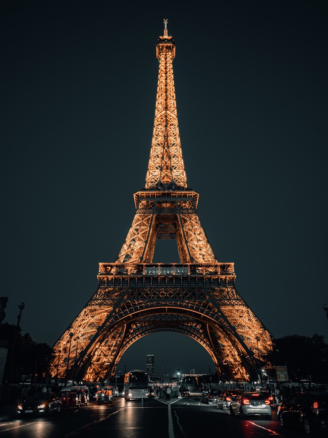 Turnul Eiffel din Paris fotografiat pe timp de noapte.