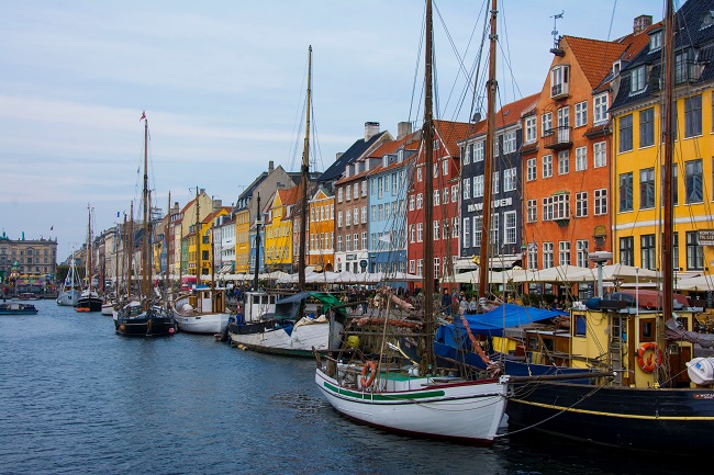Bărci și clădiri colorate în Copenhaga, Danemarca.