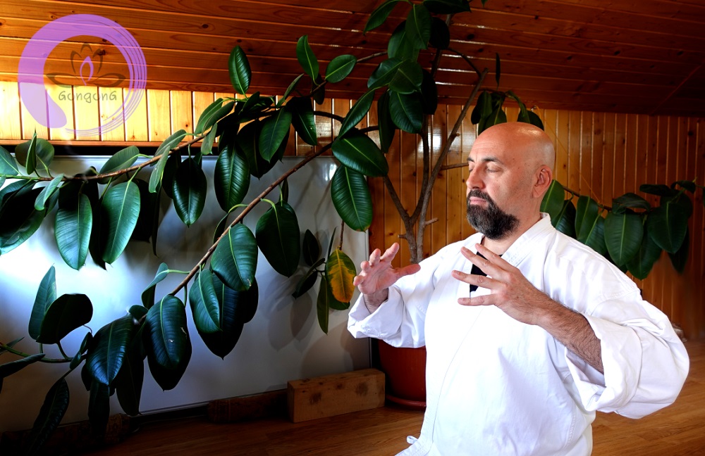 Ovidiu Pescarasu, practicând Qigong