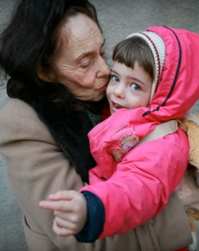 Adriana Iliescu în timp ce o pupa pe fiica ei când era mai mică.