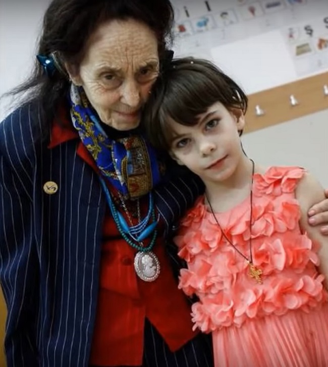 Adriana Iliescu în sala de clasă, alături de fiica ei, Eliza Iliescu.