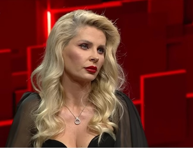 Andreea Bănică emoționată în cadrul emisiunii „40 de întrebări cu Denise Rifai”.