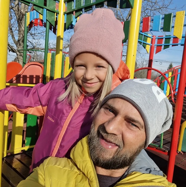 Cosmin Seleși în parc alături de fiica lui, Ana Ilinca, în vârstă de 6 ani.