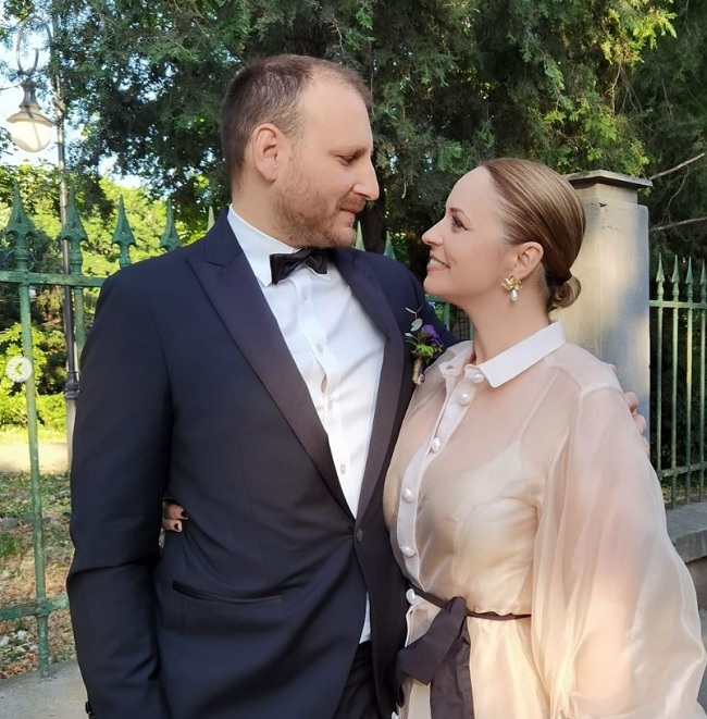 Andreea Marin și Adrian Brâncoveanu, privindu-se în ochi, purtând haine elegante.