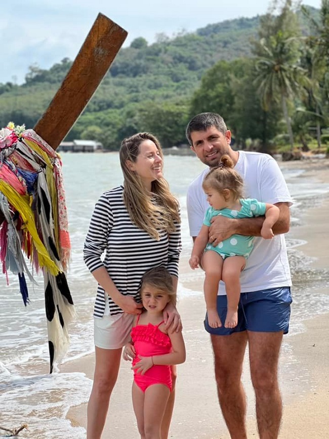 Laura Cosoi alături de soțul ei și cele două fetițe în vacanță, pe o plajă extotică.