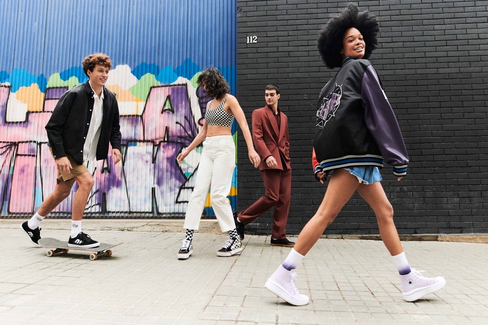 Persoane încălțate cu sneakerși de pe epantofi.ro,în noile tendințe ale verii - influențele streetwear